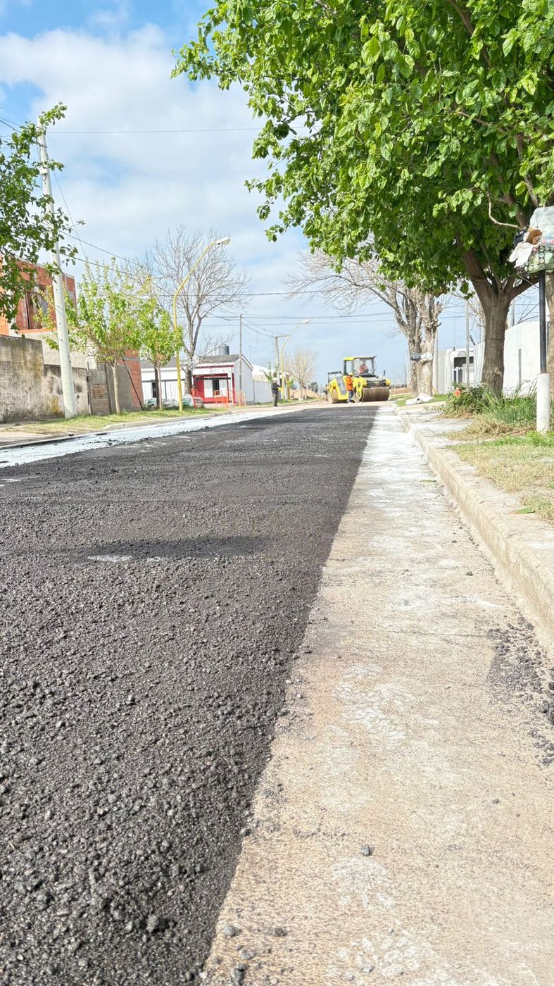 Calle terminada con rodillo compactador de fondo
