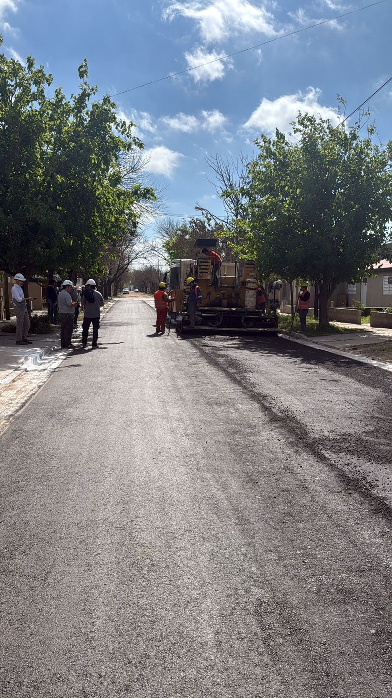 Seguimiento técnico de obra junto a la terminadora de asfalto