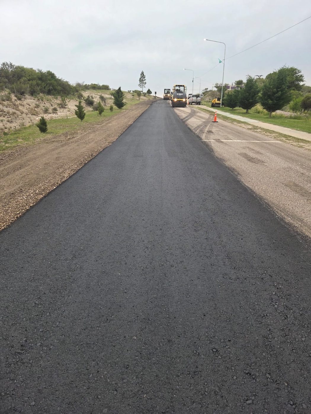 Rodillo compactador terminando la carpeta asfáltica de una calle